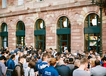 צעירים ממתינים בתור לרכישת מכשיר אייפון ברגע הכרזתו. הנקודה שאינטל פספסהאילוסטרציה: depositphotos.com