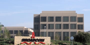 מטה ברודקום. מאת en:User:Coolcaesar - en:Image:Broadcomheadquarters.jpg, CC BY-SA 3.0, קישור