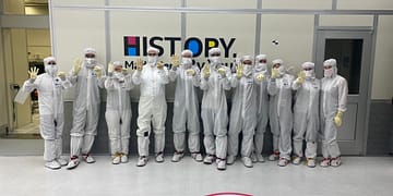 עובדי אינטל בקרית גת חוגגים את המעבר לטכנולוגית 10 ננומטר. צילום יחצ