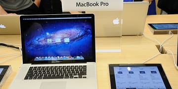 מחשב מאק פרו בחנות של אפל. המחשה: depositphotos.com