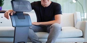 יוסי וולף והרובוט TEMI. צילום יחצ