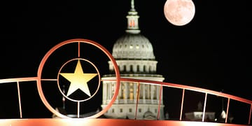 "הכוכב הבודד" של טקסס על רקע בניין הקפיטול באוסטין.