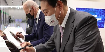 נשיא קוריאה הדרומית יון סוק-יול מארח את נשיא ארה"ב ג'ו ביידן במפעל סמסונג פאונדריז. צילום: האתר הרשמי של נשיא דרום קוריאה. https://eng.president.go.kr/main/