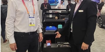 מימין: רוג'ר אורדמן סמנכל לשיווק ופיתוח עסקי, אורורה לאבס_סקוט ווינדר מנהל הנדסת מערכות אינפיניון טכנולוגיות. צילום_Aurora Labs