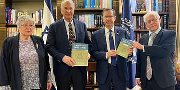 מימין: חבר האקדמיה ויו"ר ועדת דוח מצב המדע, פרופ' רשף טנא, נשיא המדינה מר יצחק הרצוג, נשיא האקדמיה הלאומית הישראלית למדעים פרופ' דוד הראל וסגנית נשיא האקדמיה הלאומית הישראלית למדעים פרופ' מרגלית פינקלברג במעמד הגשת דוח מצב המדע בישראל תשפ"ג/2022 לנשיא המדינה בלשכתו.