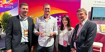 אנשי חברת D-ID מקבלים את פרס מעבדת החדשנות של רנו בישראל בתערוכת אוטומושן 2023. צילום יחצ