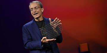 מנכ"ל אינטל לשעבר פט גלסינגר מציג את מצע הזכוכית. ספטמבר 2023. צילום יחצ