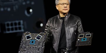 מנכ"ל אנבידיה ג'נסן הואנג מציג את מעבדי בלאקוואל סופר צ'יפ. צילום יחצ