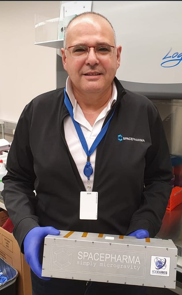 מנכ"ל ספייס פארמה יוסי ימין מחזיק את המעבדה הביולוגית העומדת בתנאי חלל. צילום יחצ