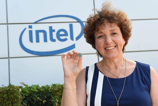 שלומית וייס, סגנית נשיא בכירה באינטל בתמונה עת השיקה מעבד חדש שפותח בישראל צילום: יח"צ אינטל