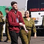 סשה טרופנוב מועבר לידי חיילי צה"ל, 15/2/2025. צילום: דובר צה"ל