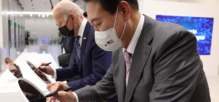 נשיא קוריאה הדרומית יון סוק-יול מארח את נשיא ארה"ב ג'ו ביידן במפעל סמסונג פאונדריז. צילום: האתר הרשמי של נשיא דרום קוריאה. https://eng.president.go.kr/main/